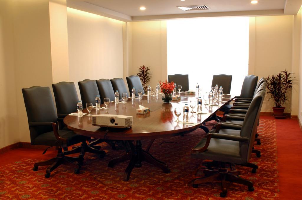 Faisalabad Serena Hotel Bagian luar foto