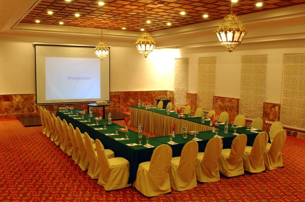 Faisalabad Serena Hotel Bagian luar foto