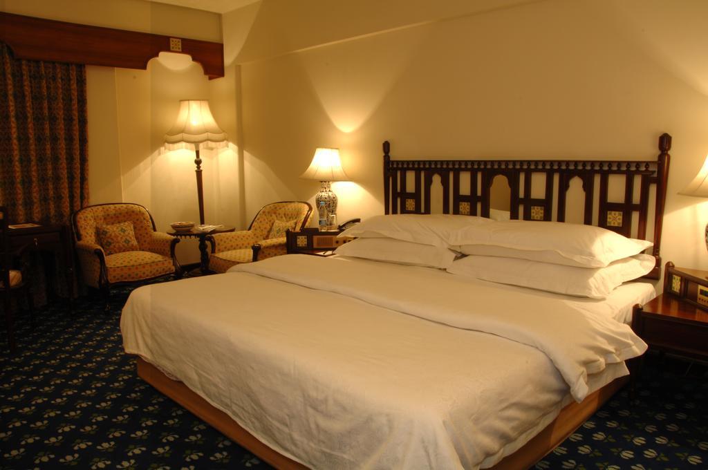 Faisalabad Serena Hotel Bagian luar foto