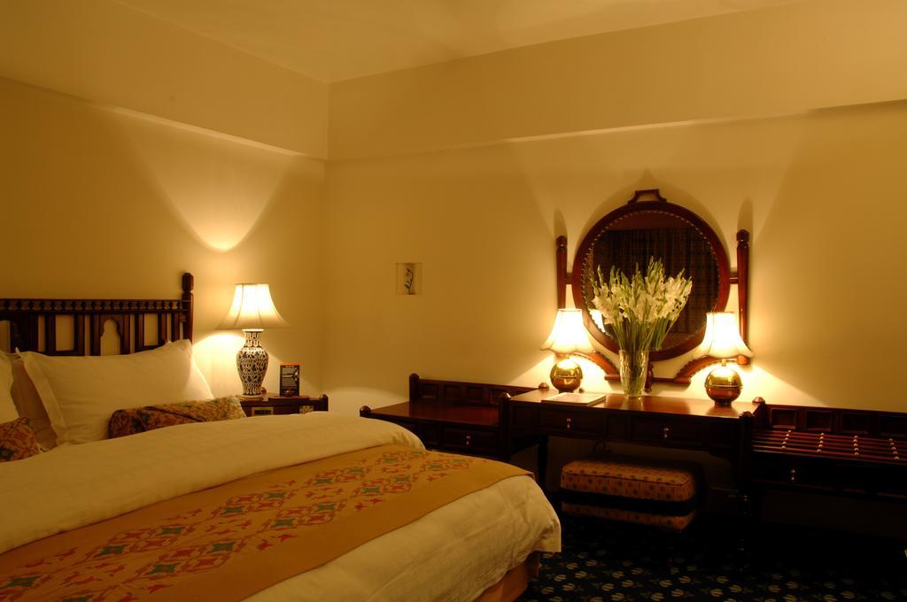 Faisalabad Serena Hotel Bagian luar foto